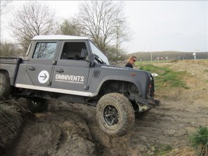 landrover met 1 wiel in de lucht