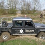 Lianne en Sjaak met auto vast op heuveltje