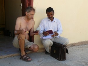 Dirk en de Sudanese fixer Magdi aan het werk