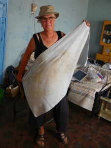 de handdoek is bruin na het drogen van net gewassen haren.