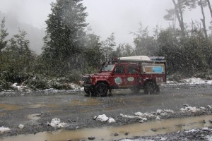 landrover in the snow