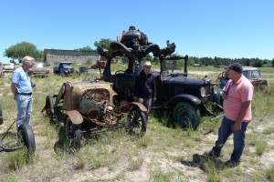 05 Pablo, Wouter and Dirk check a T-Ford